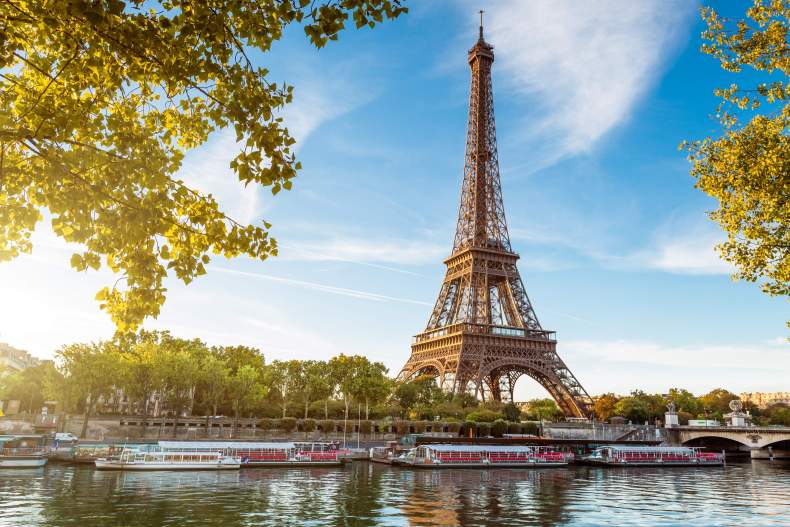 Красивая Эйфелевая башня в Париже